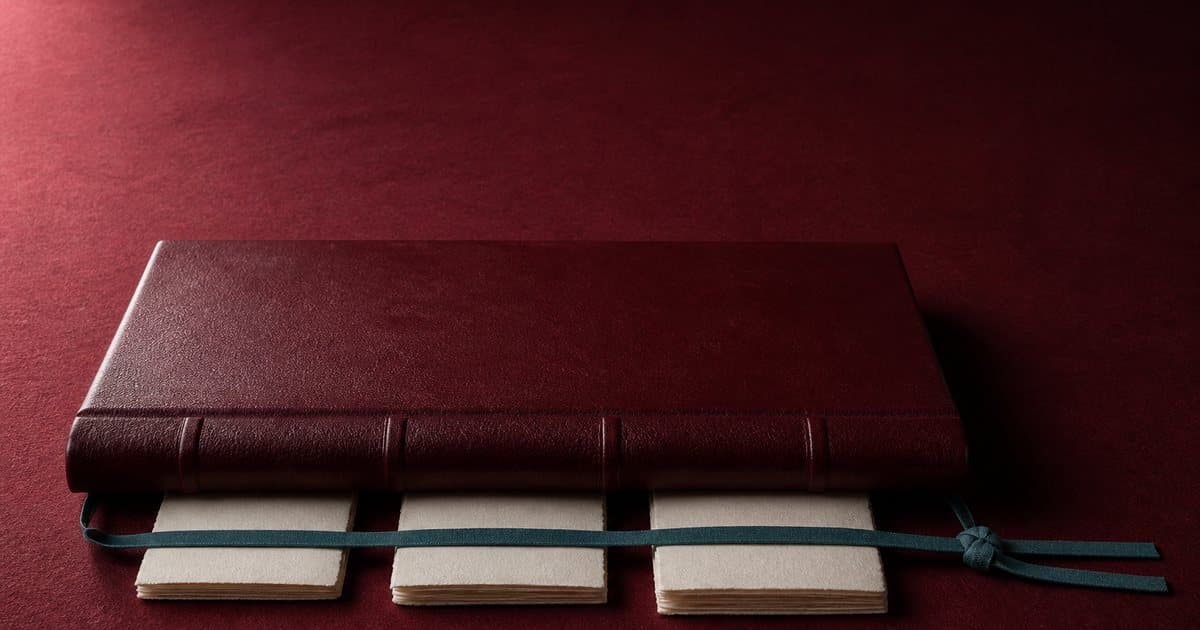 Oxbloed moederband dekt drie dochterbundels, met één teal lint gebonden: de 403-verklaring als hoofdelijke aansprakelijkheid.