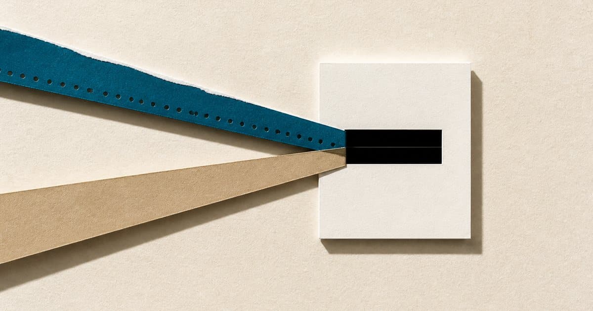 Twee papierstroken, effen en geperforeerd, gaan door dezelfde sleuf: XBRL of iXBRL, één loket voor de jaarrekening.
